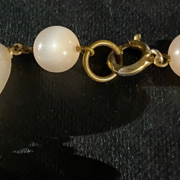 Elegant Pearl Bracelet - Picture 2 of 5